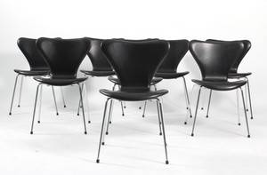 Arne Jacobsen. Sæt på otte stole syveren , model 3107, nybetrukket med sort anilin læder 8
