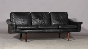Tre-pers. sofa, sort læder, dansk møbelproducent