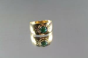 Ring i guld 18 K med grön sten