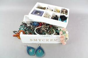 Smyckeskrin med diverse smycken