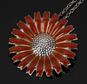 Halskæde. Marguerit brochevedhæng. 