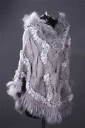 Poncho af strik, kanin og raccoon. Onesize. Farve Light Grey