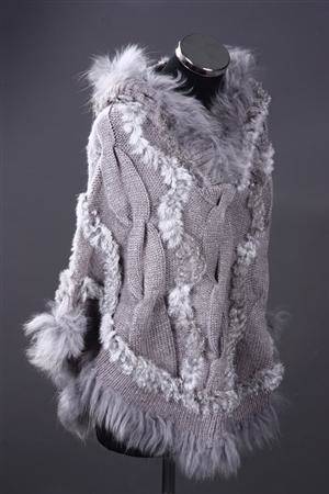 Poncho af strik, kanin og raccoon. Onesize. Farve Light Grey