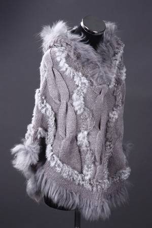 Poncho af strik, kanin og raccoon. Onesize. Farve Light Grey