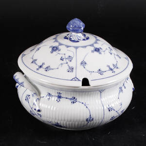 Royal Copenhagen. Musselmalet riflet terrin nr. 1222 