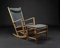 Hans J. Wegner. Gyngestol af lakeret bøgetræ, model J16 samt tilhørende skammel 2 