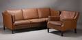Dansk møbelproducent. Tre-pers sofa samt lænestol, brunt læder 2