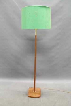 Golvlampa i teak och mässing