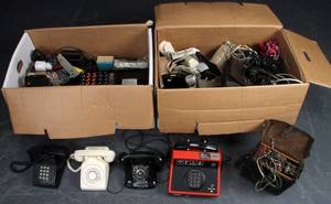 Samling telefoner samt diverse telefoni relateret udstyr