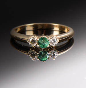Smaragd- og brillantring af 14 kt guld 