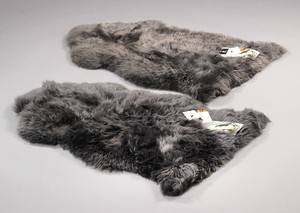 To New Zealandske lammeskind. Farve Steel. 2