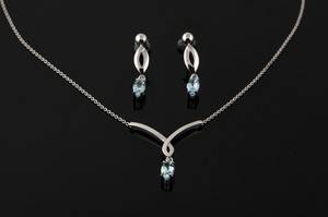 Halskæde og ørestikker med blå akvamarin fra Scrouples, 14 kt hvidguld