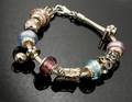 Aagaard Lovelink armbånd af sterlingsølv med 12 charms af muranoglas, krystaller og sterlingsølv