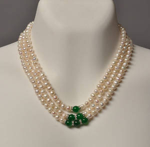 Collier med hvide ferskvands kulturperler og jade