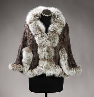 Fur Living. Slag af strikket mink med besætning af ræv.