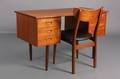 Dansk møbelproducent. Teak skrivebord m stol. 2