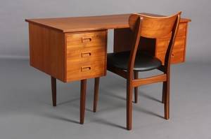 Dansk møbelproducent. Teak skrivebord m stol. 2