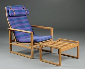 Børge Mogensen. Højrygget lænestol af eg Slædestolen, model 2254 med tilhørende fodskammel 2                        