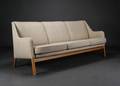 Dansk møbelproducent. Tre-pers. sofa betrukket med lyst uld
