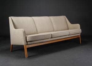 Dansk møbelproducent. Tre-pers. sofa betrukket med lyst uld