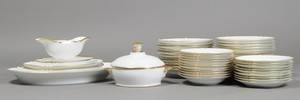 Bing og Grøndahl. Middagsstel med guld kant af porcelæn. 51