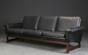 Dansk møbelproducent. Tre-pers. sofa, sort læder