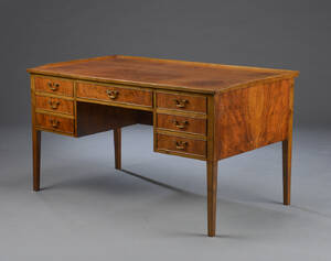 Snedkermester. Skrivebord af nøddetræ