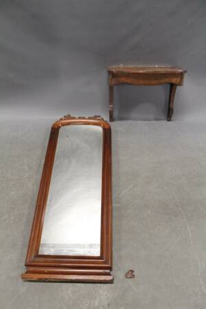 Spegel med konsolhylla