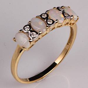 Opal- og diamantring