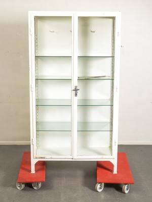 Läkarskåp, 1900-talets förra hälft. Mellaneuropa