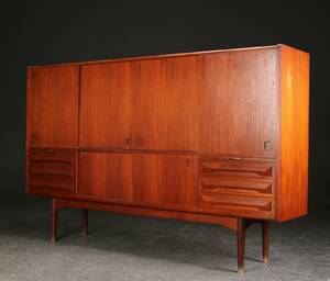 Skænk af teaktræ, dansk møbelproducent 