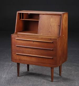 Skænk af teak, 1950erne, dansk møbelproducent