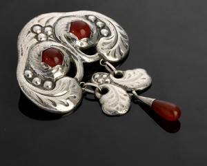 Skønvirke broche af sølv