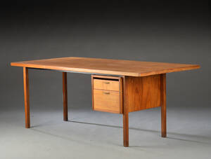 Møbelproducent. Skrivebord af teak Denne vare er sat til omsalg under nyt varenummer 4774755