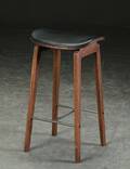 Rune Krøjgaard og Knut Bendik Humlevik. Barstol model NY11 New York Bar Chair, massiv valnød-bejdset eg og læder