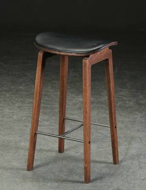 Rune Krøjgaard og Knut Bendik Humlevik. Barstol model NY11 New York Bar Chair, massiv valnød-bejdset eg og læder