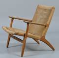 Hans J. Wegner. Lænestol, model CH25 af egetræ  