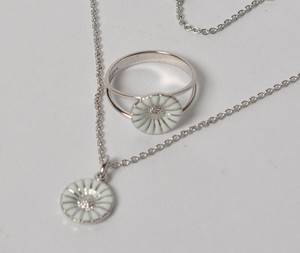 Georg Jensen - Daisy smykkesæt, halskæde med vedhæng og ring med margueritter - hvid emalje 2