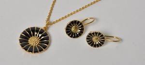 Georg Jensen - Daisy smykkesæt, halskæde med vedhæng og ørelokkere med marguerit - sort emalje 2