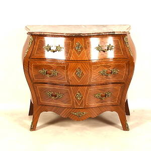 BYRÅ, med marmorskiva och intarsia. Rokokostil 1900-tal.