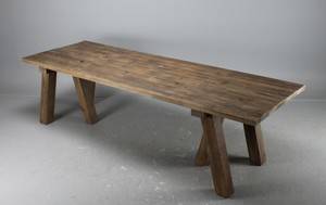 Långbordmatbord i fransk antik lantstil. Återbrukat gammalt trä