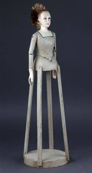 Katolsk helgenfigur i udskåret træ. 