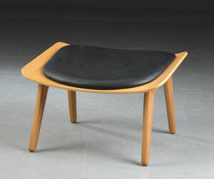 Rune Krøjgaard og Knut Bendik Humlevik for NORR11. Skammel model Mammoth Ottoman Slim, eg natur og læder