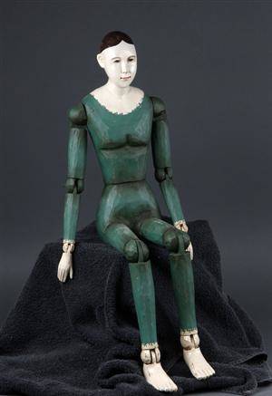 Katolsk kvindefigur i udskåret træ.
