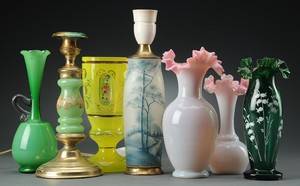 En samling vaser, stage og lampe af glas og opalglas 7 