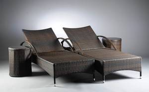 To liggestole i vejrbestandigt brun polyrattan samt to sideborde 4