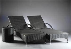 To liggestole i sortbrun polyrattan med sidebord 3