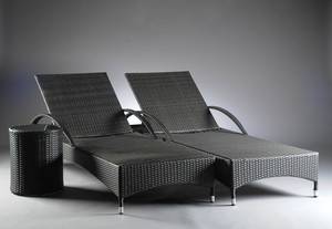 To liggestole i sortbrun polyrattan med sidebord 3