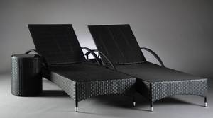 To liggestole i sort polyrattan med sidebord 3