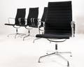 Charles  Ray Eames, Satz von vier Aluchairs  Loungesesseln aus der Aluminium Group Serie Modell EA 112 in schwarzem Hopsak von Vitra 4
